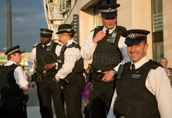 London  Grossbritannien  Bobbies der Metropolitan Police beaufsichtigen eine kleine Demonstration