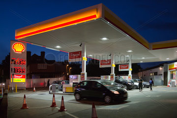 London  Grossbritannien  Shell-Tankstelle im Stadtteil Hackney