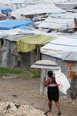 Port-au-Prince  Haiti  Hilfsgueterverteilung im Fluechtlingslager la Piste