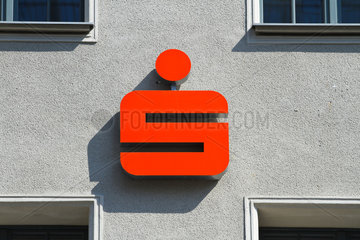 Berlin  Deutschland  Logo der Sparkasse an einer Hauswand