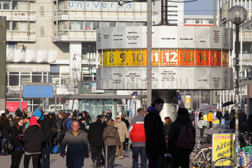 Berlin  Deutschland  Passanten an der Urania-Weltzeituhr am Alexanderplatz
