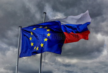 Berlin  Deutschland  Europaflagge und Flagge der Russischen Foederation wehen im Wind