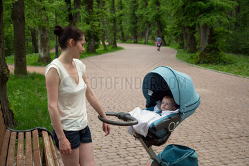Lemberg  Ukraine  Mutter mit ihrem Sohn im Kinderwagen in einem Park