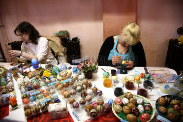 Werben  Deutschland  Frauen stellen nach sorbischer Tradition Ostereier her