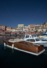 La Maddalena  Italien  Holzboot im kleinen alten Hafen von La Maddalena