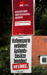 Berlin  Deutschland  Wahlplakate der CDU und der Partei Die Linke zur Bundestagswahl an einer Laterne