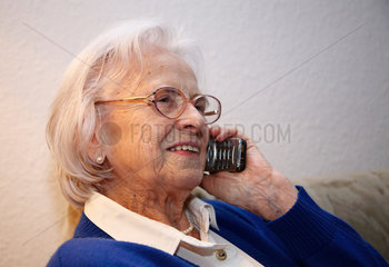Berlin  Deutschland  eine aeltere Frau mit ihrem Handy
