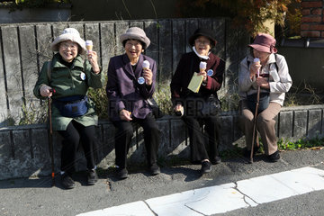 Kamakura  Japan  aeltere Damen essen zusammen Eis
