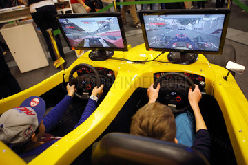 Berlin  Deutschland  Jugendliche sitzen auf der Jugendmesse YOU in einem Formel 1-Simulator