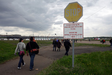 Berlin  Deutschland  Besucher auf dem ehemaligen Tempelhofer Flughafen