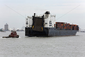 New York  USA  beladenes Containerschiff der Reederei ACL