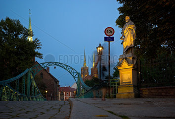 Breslau  Polen  die Tumskibruecke mit Blick auf den St. Johannes Dom auf der Dominsel