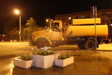 Brest  Weissrussland  Bewaesserung der oeffentlichen Blumenkuebel in der Nacht
