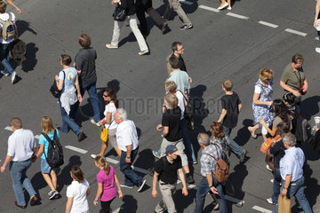 Berlin  Deutschland  Passanten ueberqueren an einer Ampel eine Strasse