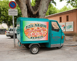 Bedoin  Frankreich  ein Pizza-Lieferservice im Halteverbot