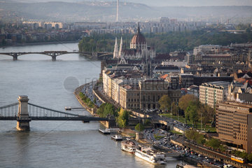 Budapest  Ungarn  Stadtansicht mit Kettenbruecke und Parlamentsgebaeude