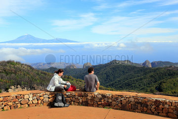 La Palmita  Spanien  Besucher geniessen die Aussicht vom Gipfel des Alto de Garajonay ueber La Gomera