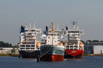Emden  Deutschland  vier Containerschiffe liegen auf Reede im Emder Binnenhafen