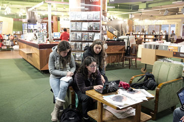 Tallinn  Estland  Schueler in einer Buchhandlung im Miru Einkaufscenter