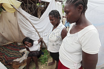 Leogane  Haiti  verzweifelte Frau umringt von anderen in einem Fluechtlingslager