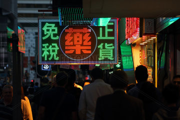 Hong Kong  China  chinesische Schriftzeichen leuchten in Neonfarben