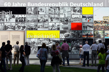 Berlin  Deutschland  Besucher vor einer Fotowand 60 Jahre Bundesrepublik Deutschland