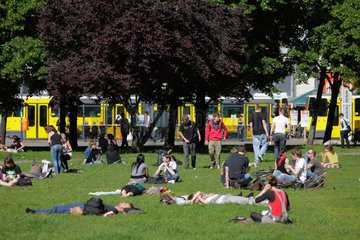 Berlin  Deutschland  Jugendliche auf dem Rasen am S-Bahnhof Alexanderplatz