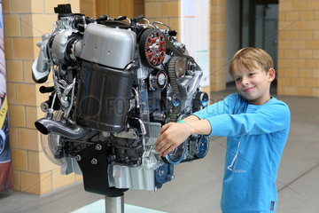 Hannover  Deutschland  Junge steht neben einem Verbrennungsmotor