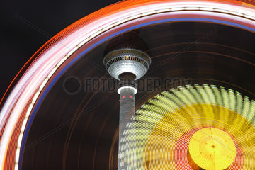 Berlin  Deutschland  Riesenrad vor dem Fernsehturm am Abend