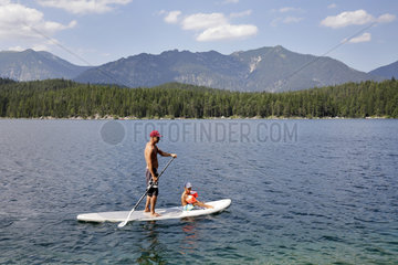 Eibsee  Deutschland  Mann mit Kind beim Stand-up paddeln am Eibsee