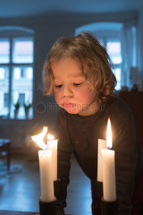 Berlin  Deutschland  kleines Maedchen pustet Kerzen aus