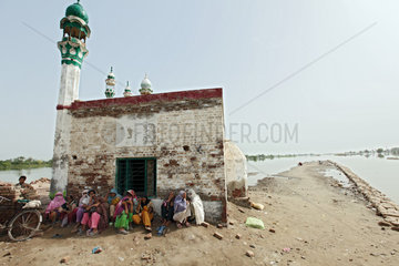 Muzaffargarh  Pakistan  Frauen sitzen im Schatten einer Moschee