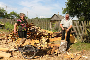 Domsarycy  Weissrussland  ein Mann beim Holz hacken vor seinem Haus
