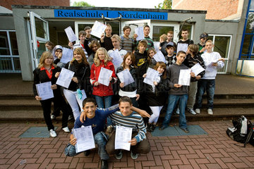 Nordenham  Deutschland  Schueler mit ihren Zeugnissen Schuelerinnen und Schuelerder Realschule I mit Zeugnissen
