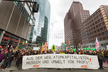 Berlin  Deutschland  Atomkraftgegner waehrend einer Demonstration am Potsdamer Platz