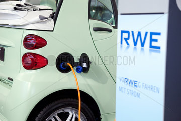 Essen  Deutschland  ein Elektroauto wird an einer RWE Ladestation aufgeladen