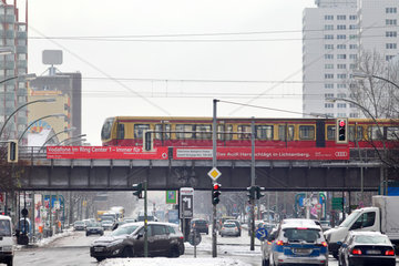 Berlin  Deutschland  Autoverkehr und S-Bahn auf der schneebedeckten Frankfurter Allee
