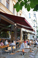 Berlin  Deutschland  Gaeste im Cafe Schwarzsauer in der Kastanienallee