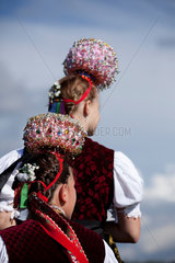 Sankt Maergen  Deutschland  zwei Maedchen in Tracht mit Schaeppel als Kopfbedeckung