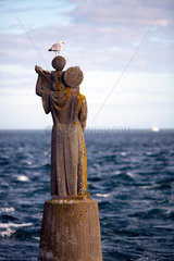 Locmariaquer  Frankreich  Statue de Notre Dame de Kerdro am Pointe de Kerpenhir
