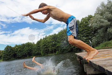 Emstal  Deutschland  Junge springt im Freibad ins Wasser