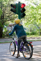 Berlin  Deutschland  Viertklaessler der Charlotte-Salomon-Schule in Kreuzberg ueben richtiges Verhalten im Strassenverkehr