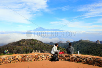 La Palmita  Spanien  Besucher geniessen die Aussicht vom Gipfel des Alto de Garajonay ueber La Gomera