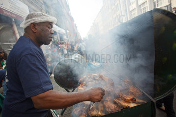 Berlin  Deutschland  ein Anwohner grillt Haehnchen auf dem MyFest in Kreuzberg
