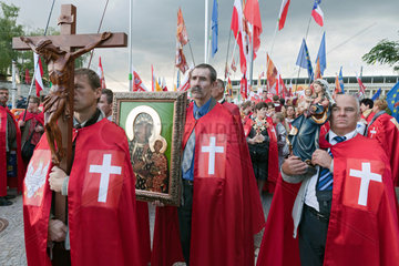 Berlin  Deutschland  anlaesslich der Papstmesse in Berlin stehen polnische Pilger am Olympiastadion