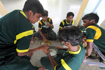 Vijayawada  Indien  Schulspeisung im SKCV Kinderdorf  einer Einrichtung fuer Strassenkinder
