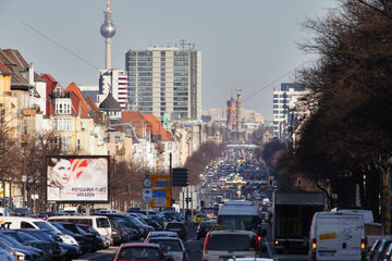 Berlin  Deutschland  Verkehr auf dem Kaiserdamm in Berlin-Charlottenburg