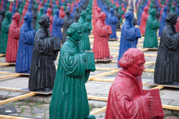 Wittenberg  Deutschland  die Luther-Skulpturen von Ottmar Hoerl auf dem Martkplatz