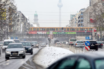 Berlin  Deutschland  Autoverkehr und S-Bahn auf der schneebedeckten Frankfurter Allee