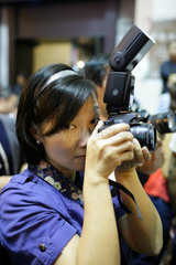 Hongkong  China  eine Frau mit einer Fotokamera